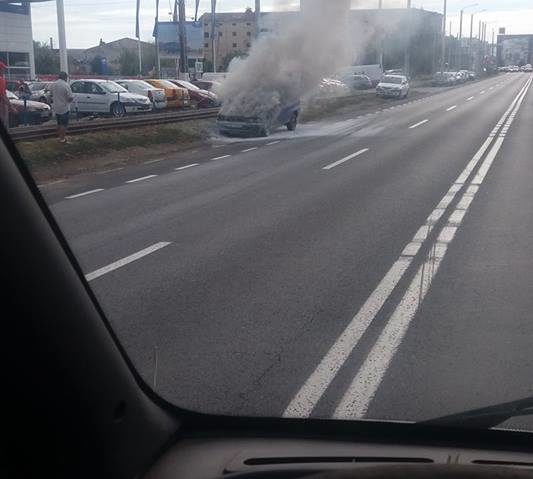 O mașină a luat foc pe un bulevard din Arad