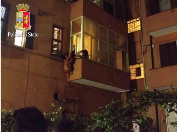 Italia: Româncă de 26 de ani a sărit goală, din balcon, în încercarea de a scăpa de un agresor