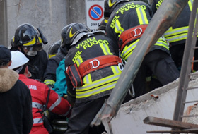 Un bloc cu patru etaje, locuit, s-a prăbuşit lângă Napoli, Italia