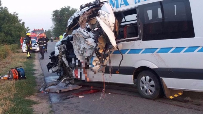 Grav accident în Arad pe DJ 792: 2 persoane decedate şi 10 sunt rănite!