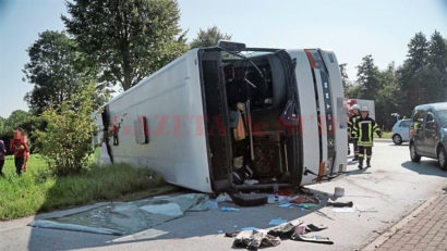 [FOTO] Un autocar cu muncitoare românce s-a răsturnat în Germania: 6 persoane au fost rănite grav