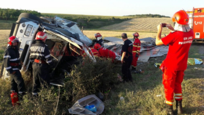 Accident grav la Dolj. Un tir s-a răsturnat și șoferul a murit