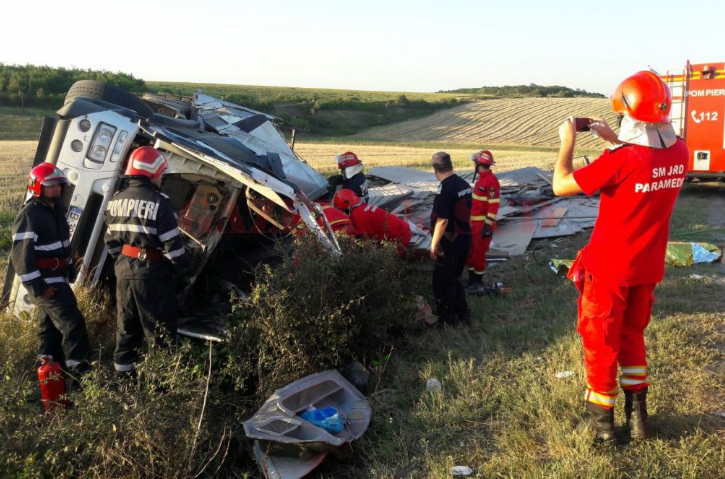 Accident grav la Dolj. Un tir s-a răsturnat și șoferul a murit