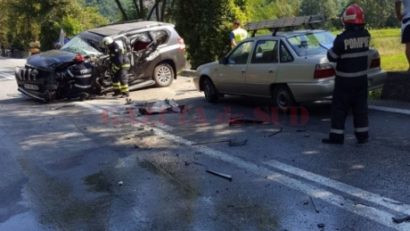 Grav accident pe DN 7. Trei autoturisme și un tir implicate