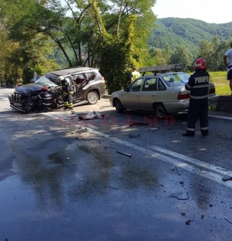 Grav accident pe DN 7. Trei autoturisme și un tir implicate