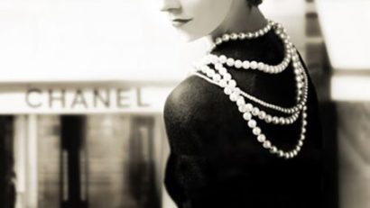 [FOTO] In memoriam, Coco Chanel: „Arta de a trăi este arta renunţării corecte. Ea începe cu vorbitul şi se termină cu decolteul. Nu e aparenţa, e esenţa”