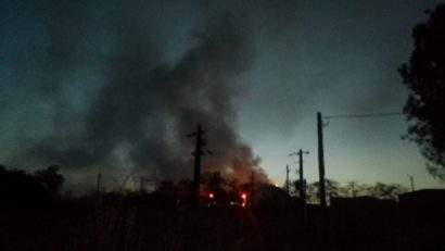 [UPDATE][FOTO] Bombă ecologică la Reşiţa: Gunoaiele depozitate ilegal au luat foc