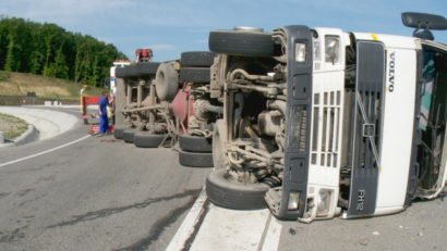 Trafic îngreunat pe DN 67 Motru – Târgu Jiu, după ce un tir s-a răsturnat pe carosabil