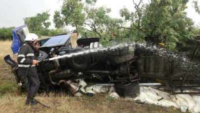 Accident mortal pe DN 79, duminică seara. O mașină s-a ciocnit frontal cu un tir