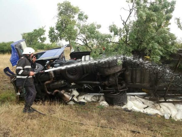 Accident mortal pe DN 79, duminică seara. O mașină s-a ciocnit frontal cu un tir