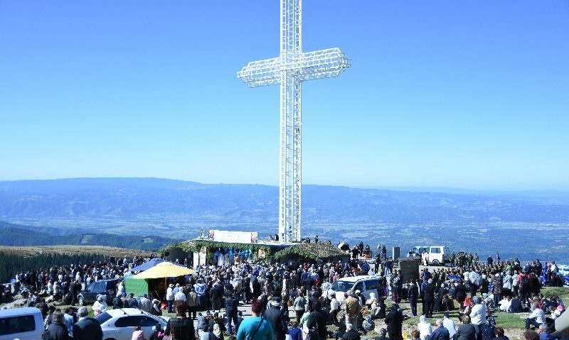 Rugăciune și patriotism pe Muntele Mic la sărbătoarea Înălțării Sfintei Cruci