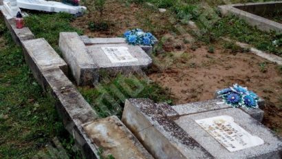 [FOTO] Cimitir devastat de huligani: Zeci de morminte au fost distruse. Poliţia a deschis o anchetă