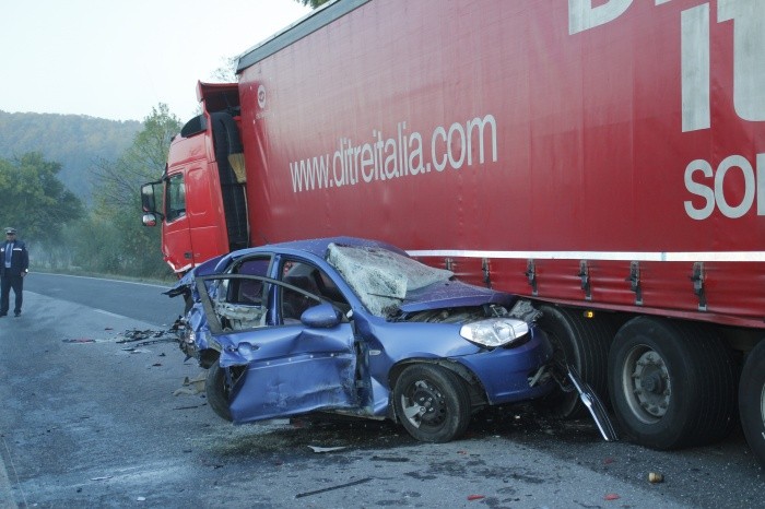 Accident rutier pe DN6: O femeie a fost grav rănită