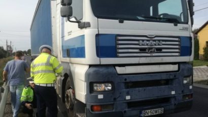 O adolescentă româncă de 15 ani a sărit dintr-un TIR, în mers, după ce s-a certat cu șoferul