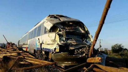 Trenul Regio 4542 s-a ciocnit cu un camion la intrarea în Reghin