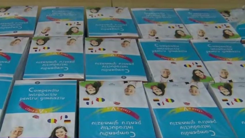 Compendiu da, manuale ba: Tipărirea lor a întârziat din cauza schimbărilor din noul an şcolar