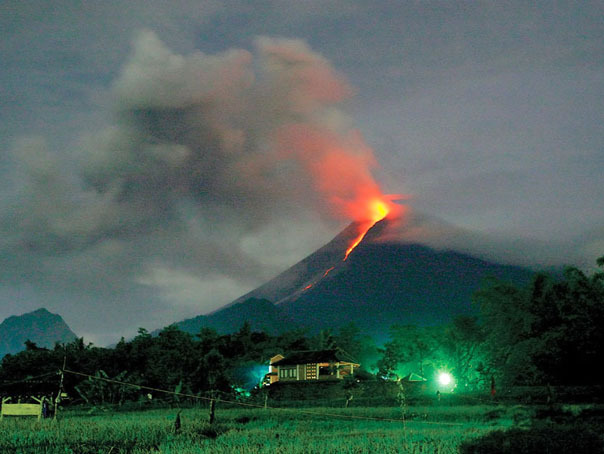 MAE avertizează: Erupţia vulcanului Agung din insula Bali!