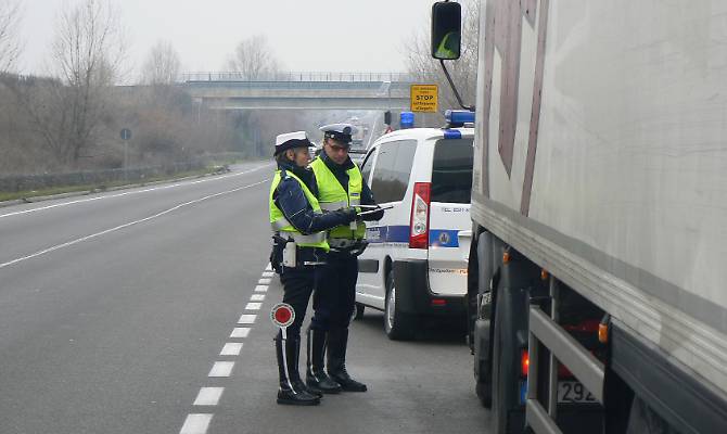 Șofer român de TIR tratat ca un sclav în Italia. O spun chiar polițiștii italieni care l-au oprit