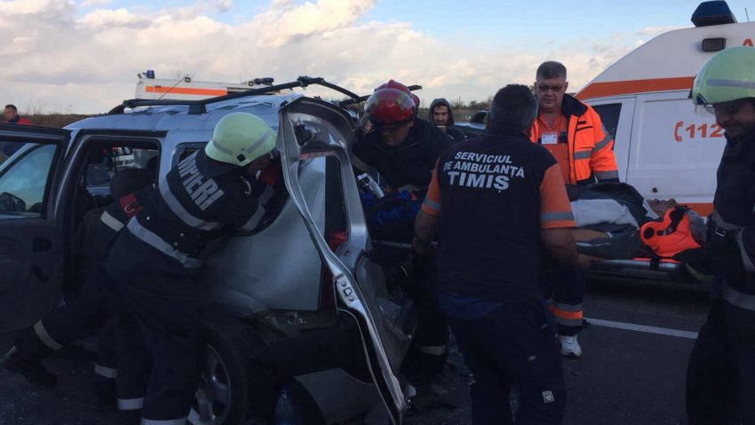 [FOTO] Accident în Timiş. Un autobuz cu muncitori a intrat într-o maşină