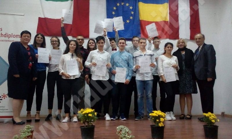 [FOTO] Elevii reşiţeni conversează în germană: O parte dintre ei au obţinut atestatele de limbă maternă