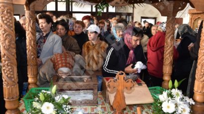 [FOTO] Brâul Maicii Domnului în pelerinaj în Episcopia Caransebeşului: Sute de credincioşi se închină la Sfintele Odoare