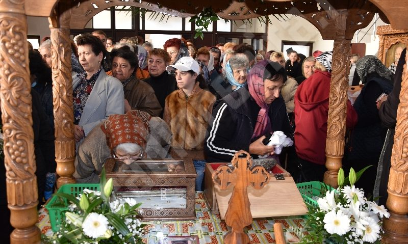 [FOTO] Brâul Maicii Domnului în pelerinaj în Episcopia Caransebeşului: Sute de credincioşi se închină la Sfintele Odoare