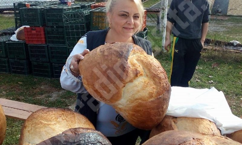 [FOTO] Pita de Pecica, pâinea preferată a lui Nicolae Ceauşescu, vedetă la Festivalul vânătorilor şi pescarilor sportivi de la Dezeşti