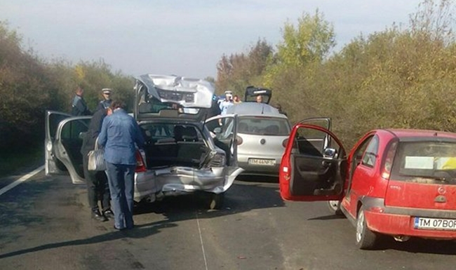 [FOTO] Accident cu 5 maşini, o motocicletă şi 15 persoane în judeţul Timiş