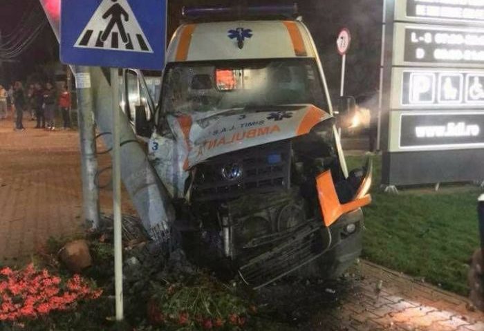 Ambulanță lovită de o mașină la ieșirea din Timișoara