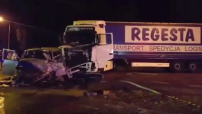 Video: Un mort și cinci răniți după ce un microbuz s-a ciocnit cu un TIR