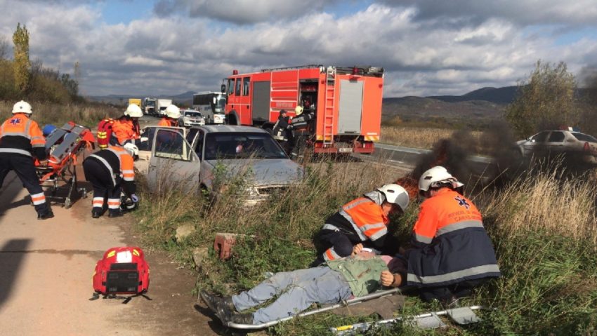 [FOTO] Victime multiple pe DN 6. Este simulat un accident rutier