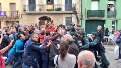 Referendumul din Catalonia aruncă Spania în aer! Votanţii au fost luaţi pe sus de poliţie