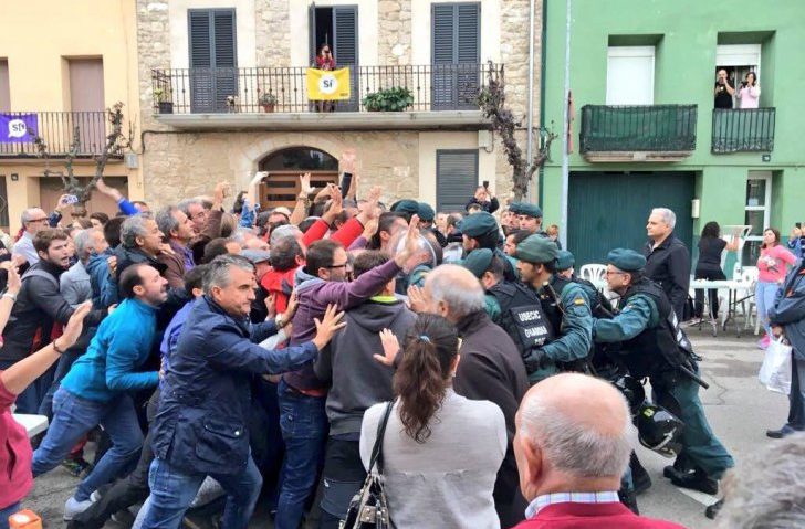 Referendumul din Catalonia aruncă Spania în aer! Votanţii au fost luaţi pe sus de poliţie