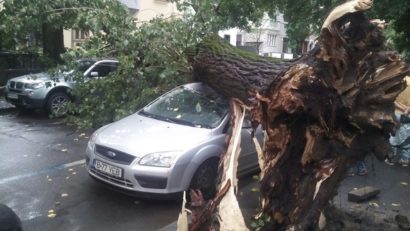 Furtună puternică în Bucureşti: 2 persoane rănite şi zeci de maşini şi acoperişuri avariate!