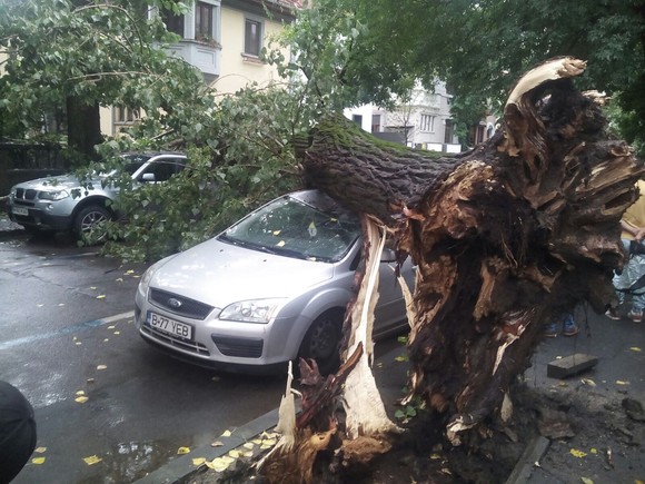 Furtună puternică în Bucureşti: 2 persoane rănite şi zeci de maşini şi acoperişuri avariate!