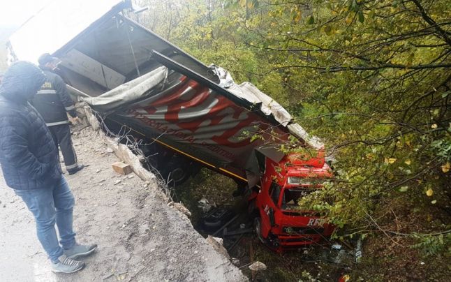 Video: Tir răsturnat astăzi pe calea ferată, pe DN 72