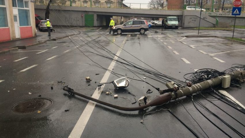 [FOTO] Stâlp prăbuşit de vânt în mijlocul străzii