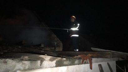 [FOTO] Incendiu la Anina din cauza unui coş de fum necurăţat