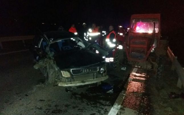 Accident pe DN1H între un tractor și un autoturism. Un mort și șapte răniți, printre care trei copii