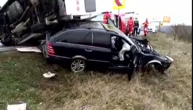 VIDEO: Accident grav în Olt. Șoferul unei dubițe, în vârstă de 39 de ani, a murit