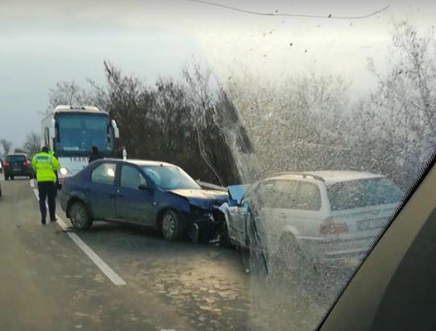 Patru copii și doi adulți răniți într-un accident pe Dealul Dăii, în această dimineață