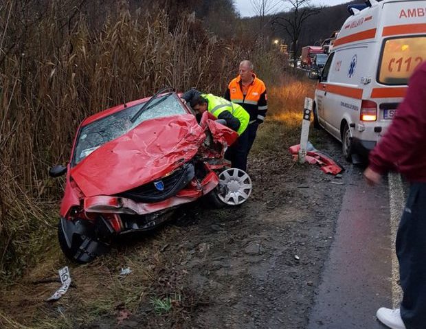 Accident teribil pe DN1 în această dimineață. Româncă de 44 de ani moartă după ce mașina sa s-a ciocnit cu un TIR