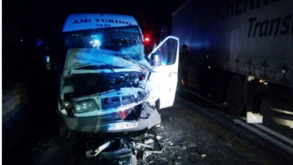 Accident teribil aseară. Un TIR s-a ciocnit de un microbuz plin de navetiști