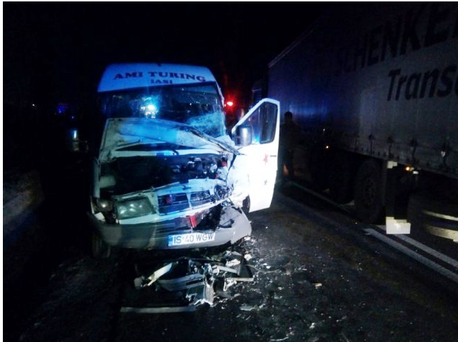 Accident teribil aseară. Un TIR s-a ciocnit de un microbuz plin de navetiști