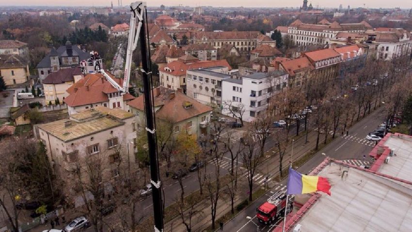 [FOTO] Pompierii lucrează la înălţime!