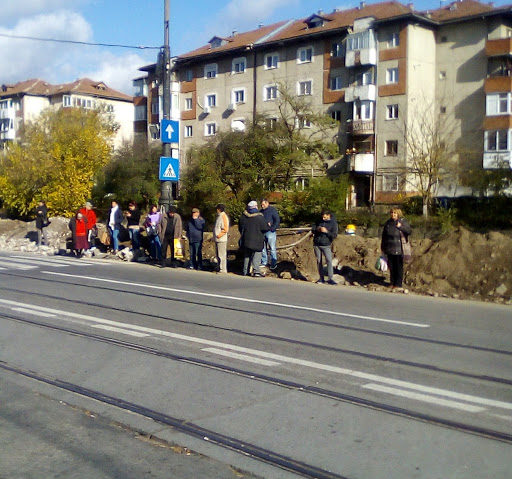 Disconfort, dar să ştim şi noi! Reşiţenii, slalom între grămezi de pământ şi moloz.