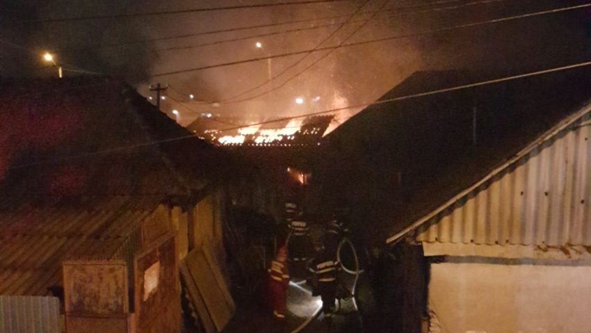 [FOTO] Incendiu la o fermă din Orăștie. Au murit sute de pui de găină