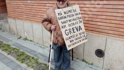 [FOTO] Un nevăzător din Reşiţa în greva foamei: Este hotărât să își riște viața pentru un loc de muncă