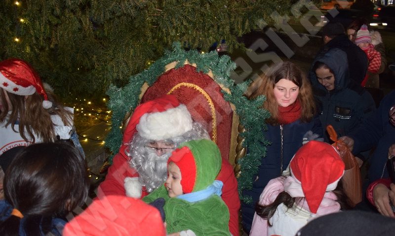 [FOTO] Moș Crăciun a venit, pe ceas de seară, la Căsuța copiilor din Reșița!