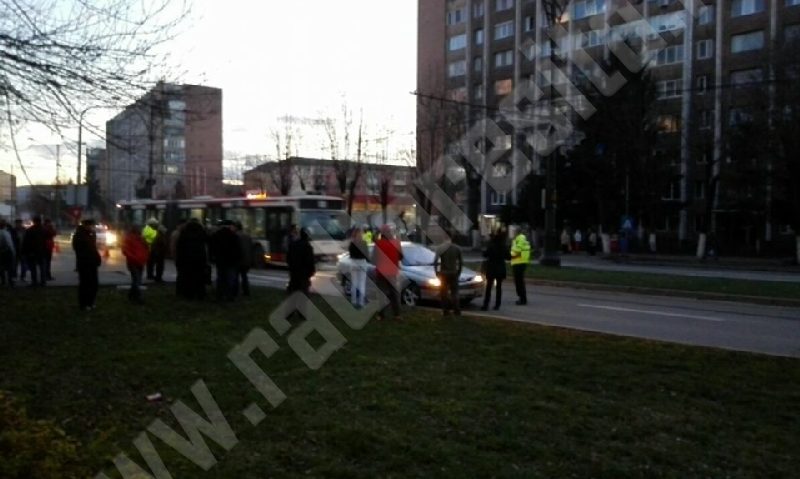 [FOTO] Accident pe zebră: Un pieton a fost rănit!